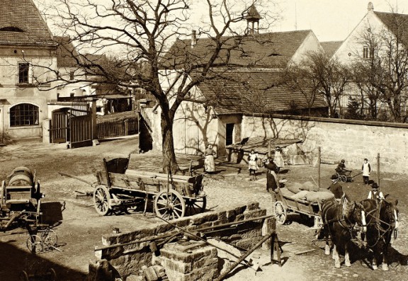 Widok z góry na podwórze, Wilno, przełom XIX/XX wieku, okolice Wilna, fotografia czarno-biała, brom (źródło: materiały prasowe)