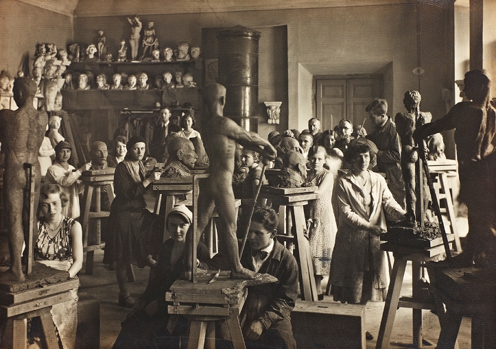 W pracowni, Wilno, fotografia czarno-biała, przełom XIX/XX wieku, brom (źródło: materiały prasowe)