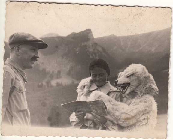 Tadeusz Surzycki (z lewej) z żoną Wandą podczas wyprawy w Tatry, Zakopane 1933, wł. Marcin Surzycki (źródło: materiały prasowe)