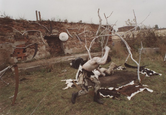 Ziemia – Mindel – Würm, performance, Marek Rogulski, Piotr Wyrzykowski, 1990, wystawa „Gdańsk – Warszawa” (źródło: materiały prasowe organizatora)