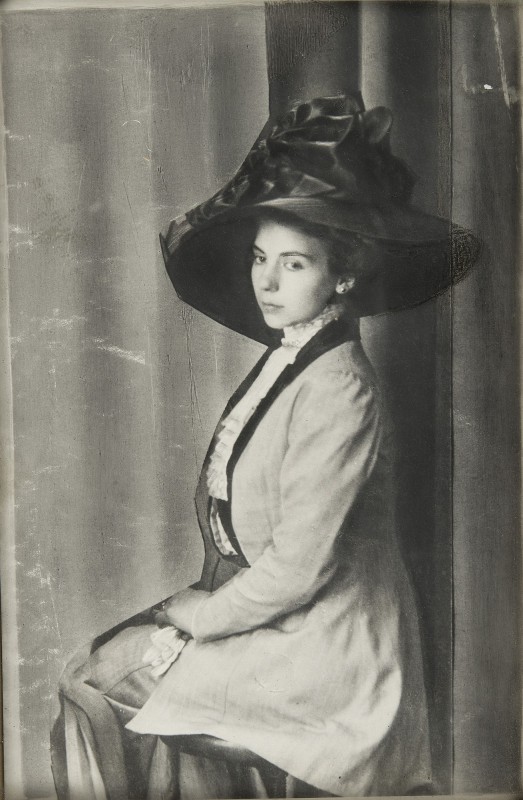 Izabela Krystall z domu Rotmil (1893–1918), żona Bronisława Krystalla, autor nieznany, 1912–1918, fotografia, Muzeum Narodowe w Warszawie (źródło: materiały prasowe)