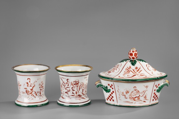 Porcelana dekorowana przez Wacława Wąsowicza (1891–1924), trzy naczynia o tematyce „Muzyka”: waza z pokrywą, cache-pot z postacią kobiety grającej na gitarze oraz cache-pot ze sceną w pejzażu, 1925, Muzeum Narodowe w Warszawie (źródło: materiały prasowe)