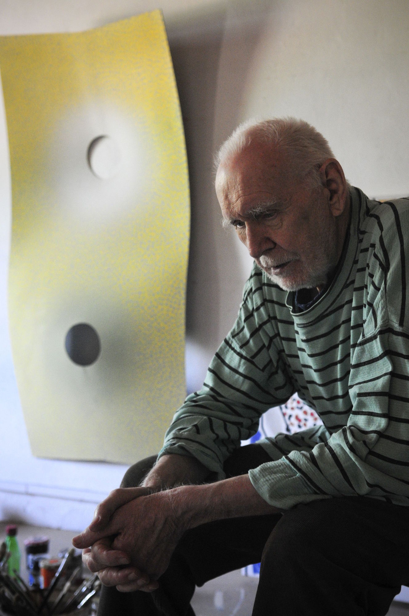 Wojciech Fangor w swojej pracowni, fot. Włodzimierz Wasyluk, 2010 (źródło: materiały prasowe Centrum Rzeźby Polskiej Orońsku)