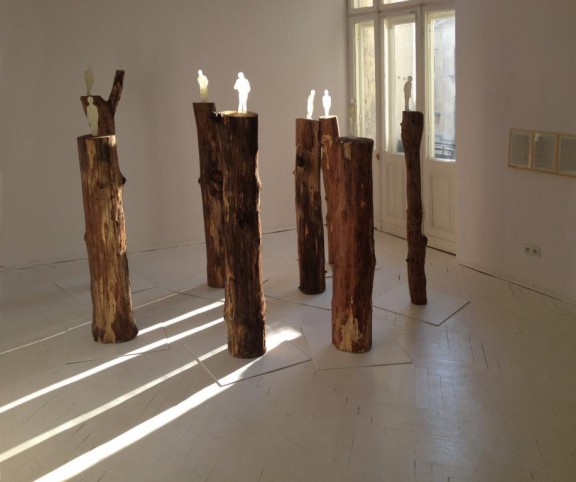 Zuzanna Janin, „Siedmiu ojców”, 2014, instalacja rzeźbiarska, fotografia dzięki uprzejmości galerii lokal_30, Warszawa (źródło: materiały organizatora)