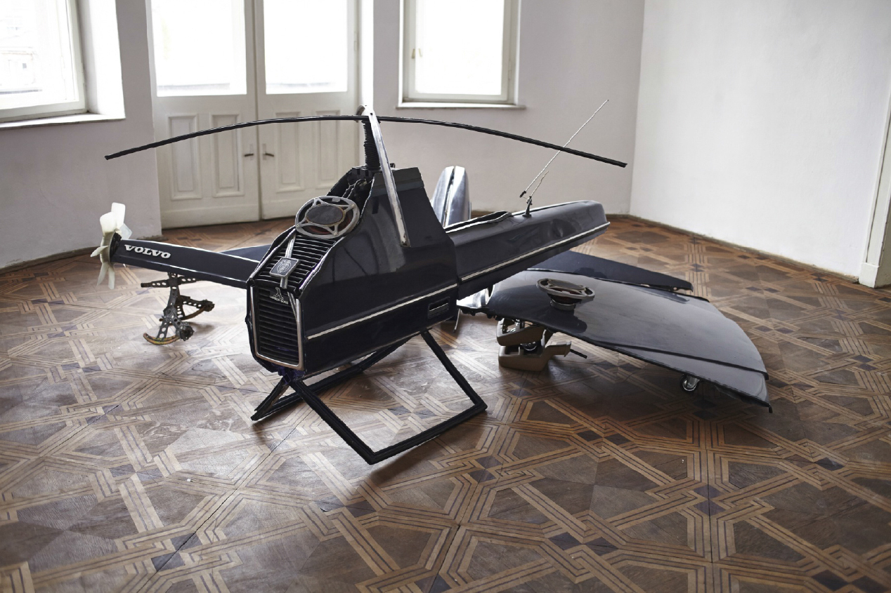 Zuzanna Janin, „VOLVO 240 Transformed into 4 Drones”, 2014, instalacja rzeźbiarska, fotografia dzięki uprzejmości galerii lokal_30, Warszawa (źródło: materiały organizatora)