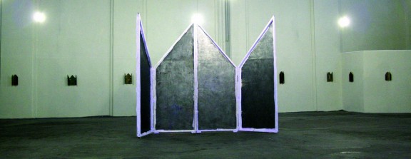 Michał Klasik, „Retambulum”, rzeźba, obiekt, polichromia, materiał, grafit, 4 x 3 x 1,5 m, 2014 (źródło: materiały prasowe)