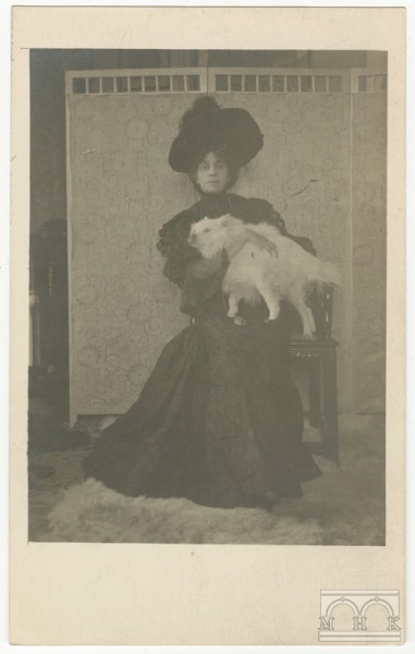 Gabriela Zapolska z psem, fot. nieznany, ok. 1906 (źródło: materiały prasowe)