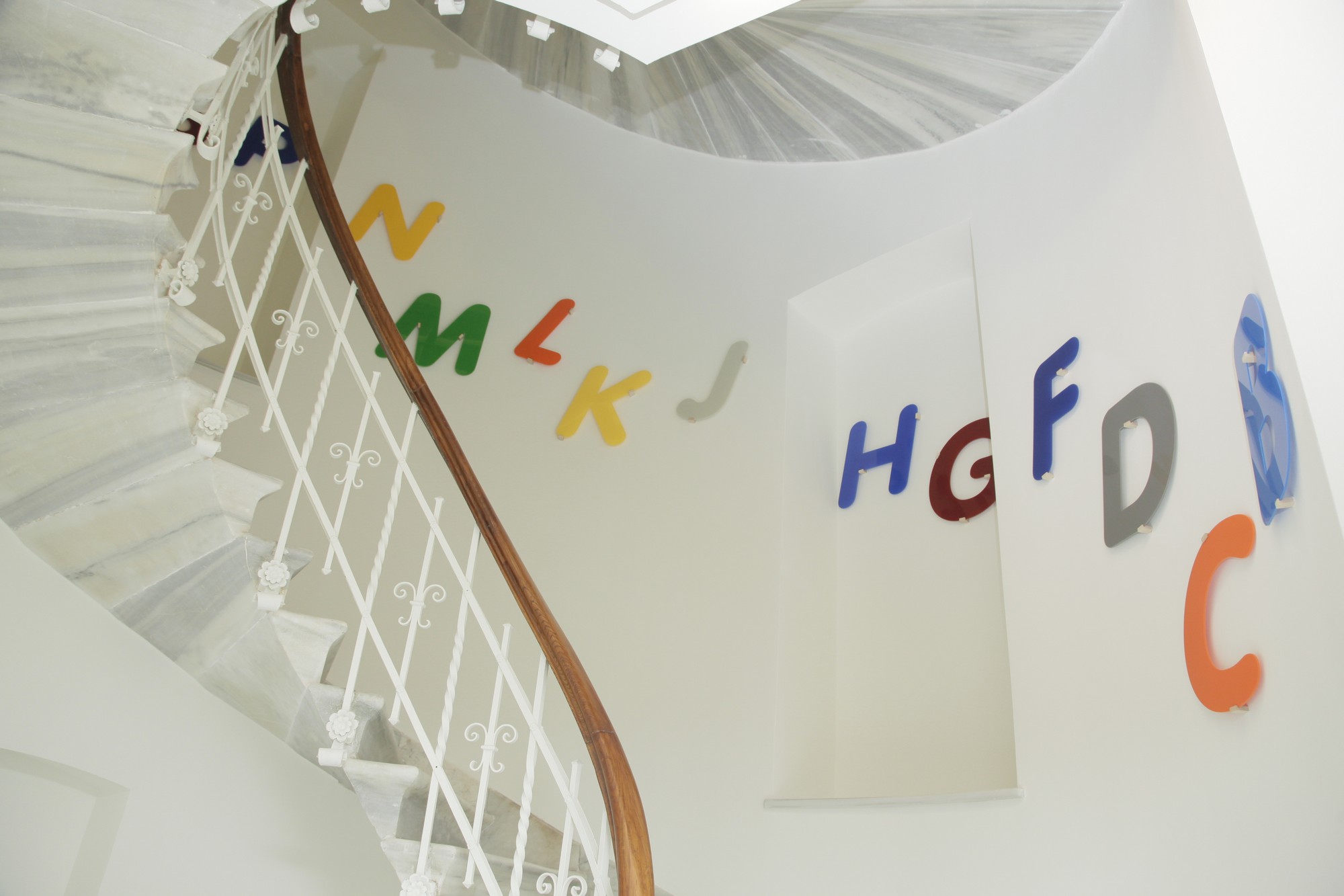Ayşe Erkmen, „Colors of Letters”, 2007, pleksiglas, dzięki uprzejmości artystki i Galerie Barbara Weiss (źródło: materiały prasowe organizatora)