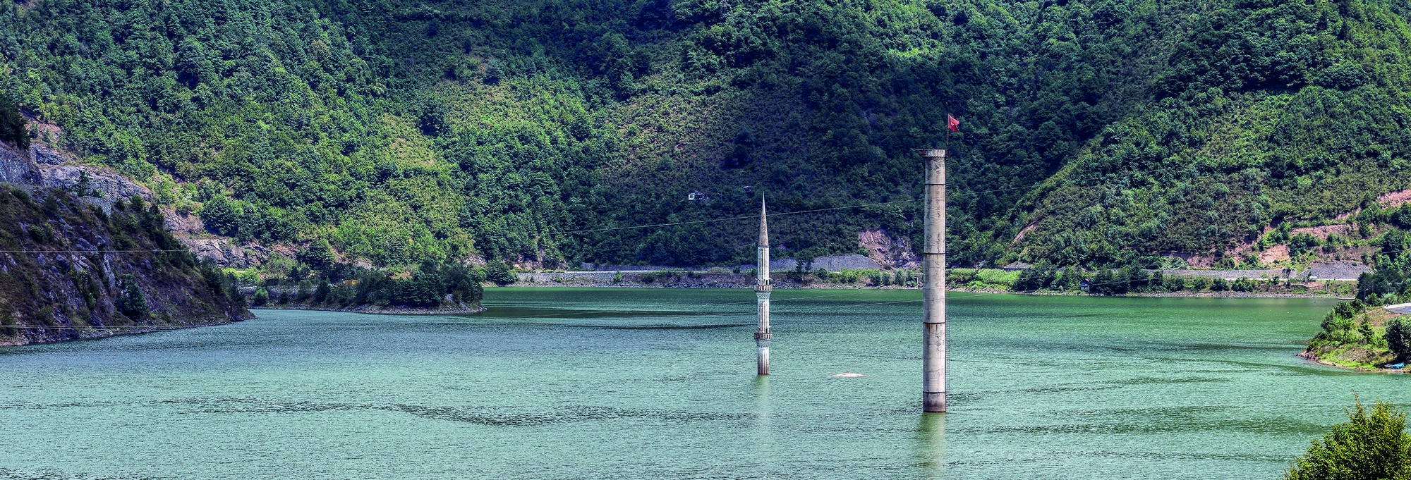 Murat Germen, „Tea Factory Chimney and Minaret Emerging from the Lake of Muratli Dam Artvin Turkey”, 2014, lambda C-print, dzięki uprzejmości artysty (źródło: materiały prasowe organizatora)