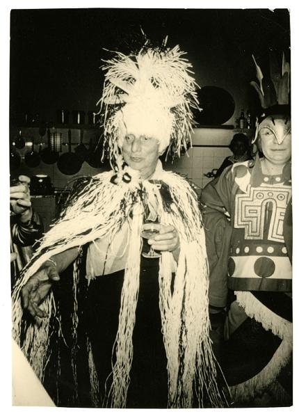 Max Ernst w kostiumie ptaka, Huismes, 21 czerwca 1958 r. Fot. John Rewald, © Adagp, Paris 2016 (źródło: materiały prasowe organizatora)