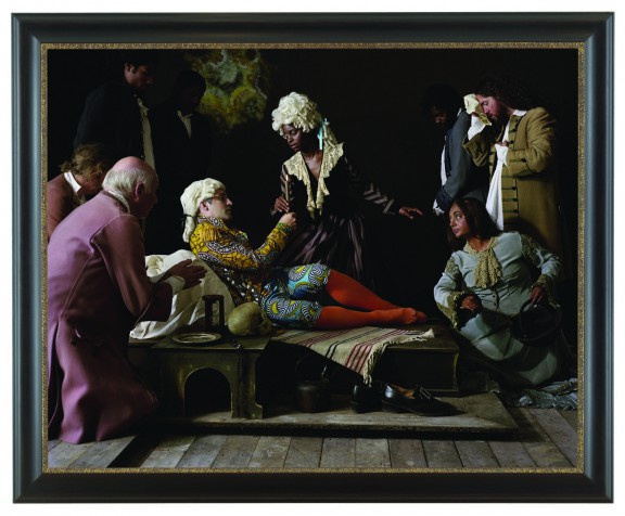 Yinka Shonibare, „Fake Death Picture (The Death of St Francis – Bartolomé Carducho)”, 2011 fotografia © Muzeum Współczesne Wrocław (źródło: materiały prasowe organizatora)