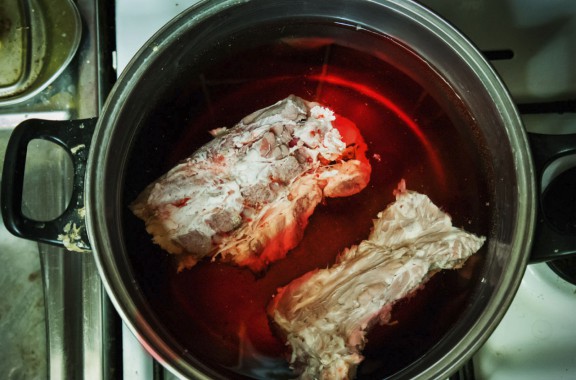 Mięso na obiad rozmraża się w garnku wody na kuchni Krzysztofa Gniadka, Radom, lutego 2014 roku (źródło: materiały prasowe organizatora)