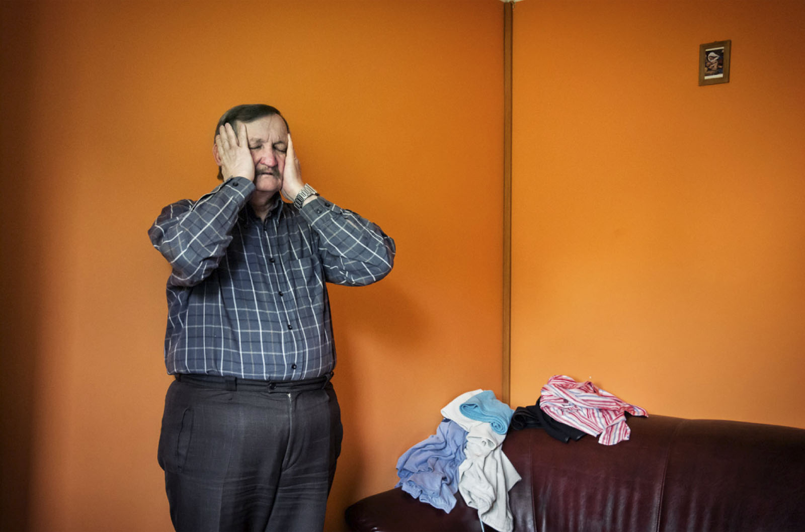 Krzysztof Wojewódka w swoim mieszkaniu, Radom, 30 kwietnia 2014 roku (źródło: materiały prasowe organizatora)