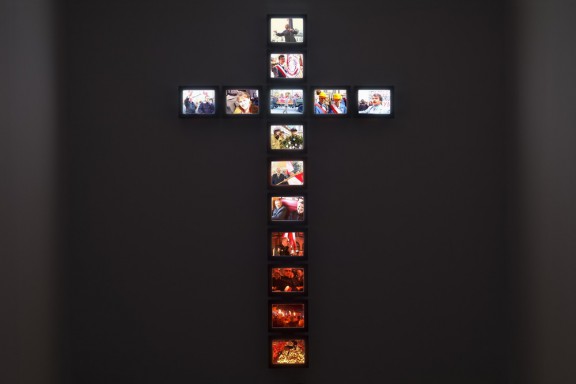 Piotr Wysocki, „The Cross”, 2010–11, instalacja multimedialna, kol. Galerii Arsenał, Białystok (źródło: materiały prasowe organizatora)