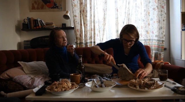Honorata Martin, „Czyszczenie kości z babcią Halinką”, 2015 (źródło: materiały prasowe organizatora)