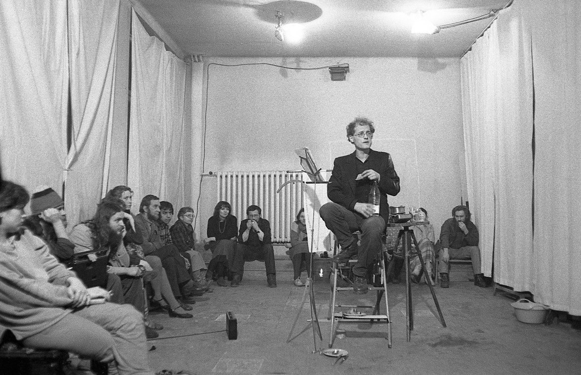 Jacek Kryszkowski, „Tylko tam gdzie jestem”, peformance, pracownia Daniela Wnuka, Warszawa 1982 (źródło: materiały prasowe organizatora)