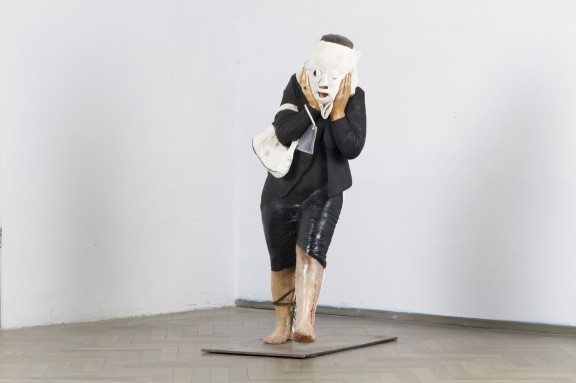 Anna Baumgart, „Kobieta w masce”, 2006, rzeźba, odlew silikonowy, wys. 1 m (źródło: materiały prasowe organizatora wystawy)