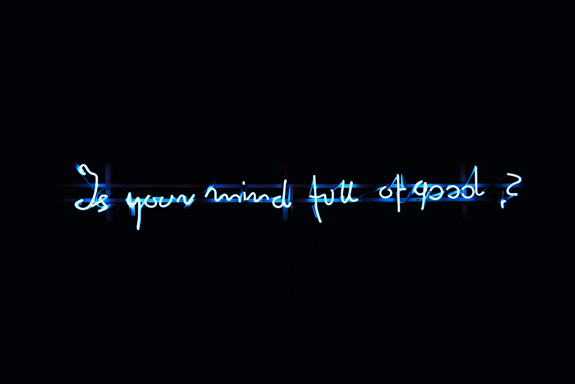 Elżbieta Jabłońska, „Is Your Mind Full of Good”, 2009, neon, 28 x 200 cm (źródło: materiały prasowe organizatora wystawy)