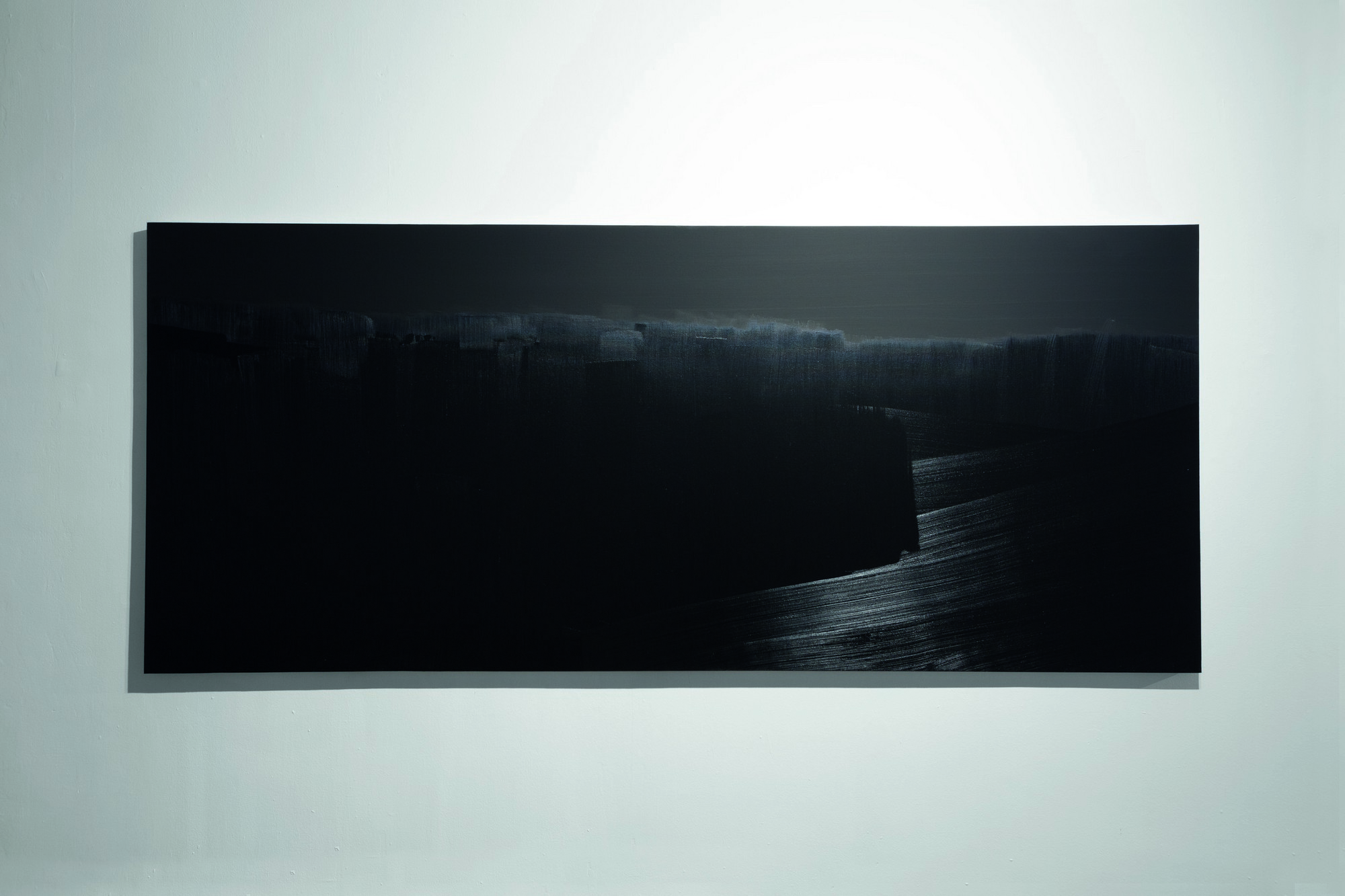 Rafał Bujnowski, „Pejzaż z serii Nokturn”, 2014, olej na płótnie, ok. 130 x 300 cm (źródło: materiały prasowe organizatora wystawy)