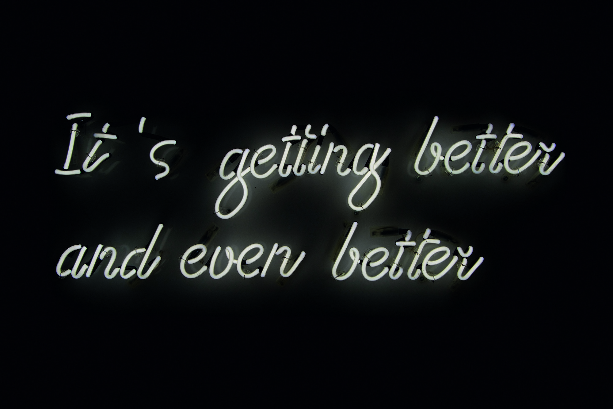Ryszard Grzyb, „It's getting better and even better”, 2009, neon, 40 x 89,5 cm (źródło: materiały prasowe organizatora wystawy)