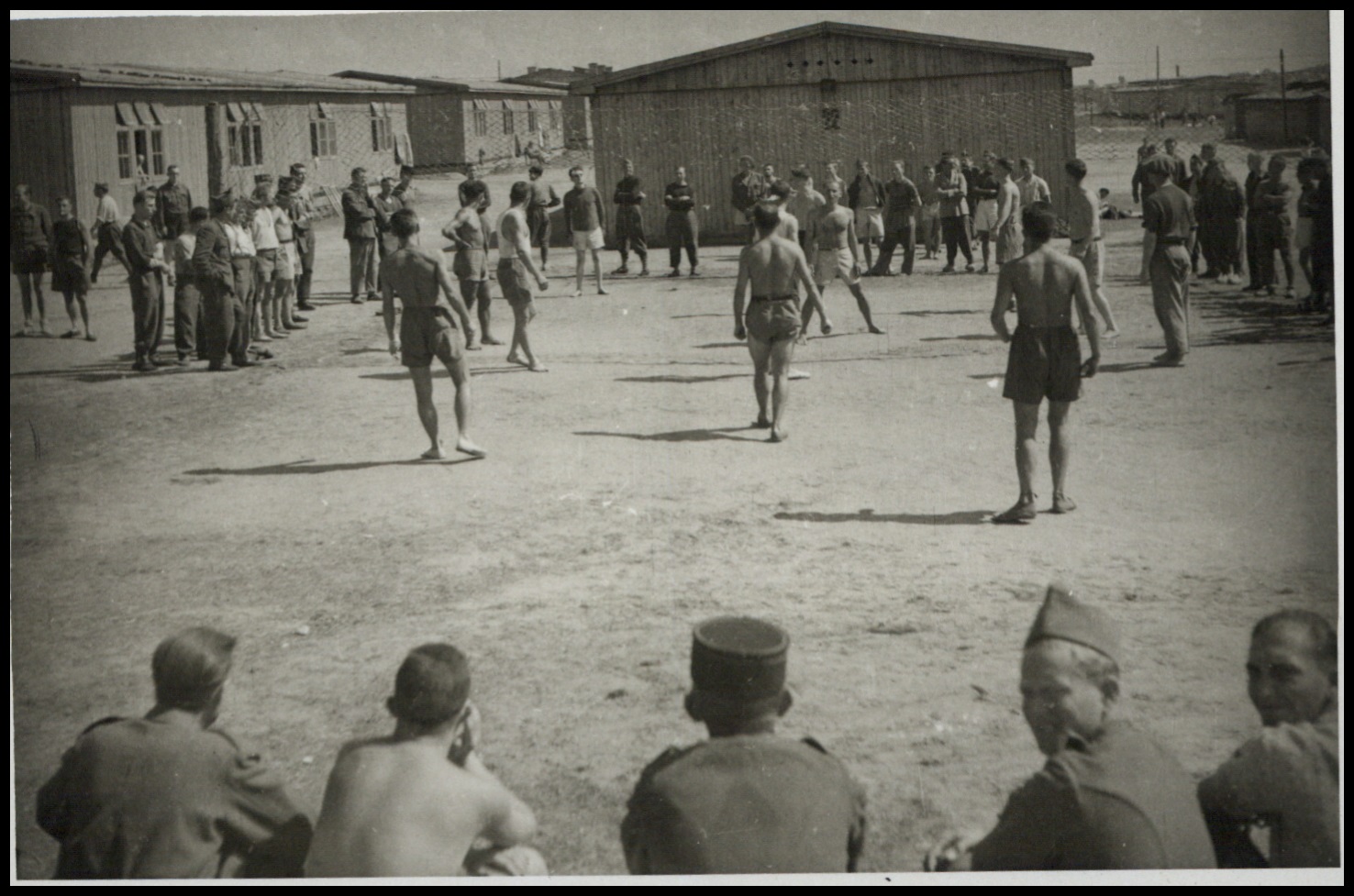 Jeńcy wojenni grający w piłkę nożną, Stalag 369 w Kobierzynie, Kraków, 1942-1944, fot. nieznany (źródło: materiały prasowe organizatora)