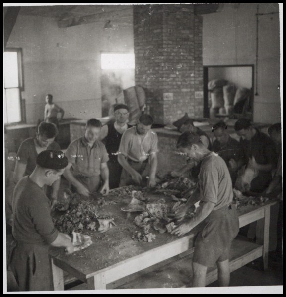 Przygotowywanie posiłków w kuchni obozowej, Stalag 369 w Kobierzynie, Kraków, 1942-1944, fot. nieznany (źródło: materiały prasowe organizatora)