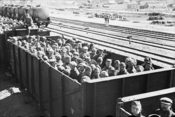 Transport jeńców sowieckich po przybyciu do punktu zbornego, 3 XI 1941, fot. Bauer (źródło: materiały prasowe organizatora)