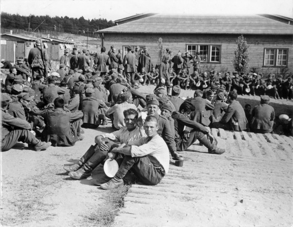 W obozie przejściowym dla polskich jeńców wojennych, więźniowie oczekujący na posiłek, 12 IX 1939, fot. Hoffmann (źródło: materiały prasowe organizatora)