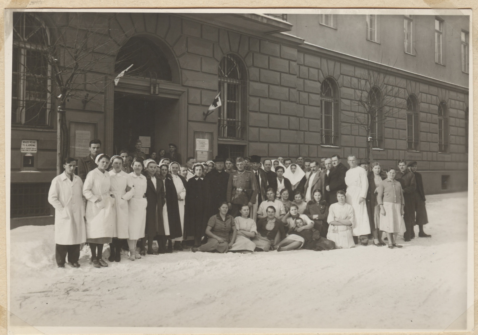 Zbiorowa fotografia pracowników szpitala jeńców wojennych przy ul. Skarbowej 2 w Krakowie, styczeń 1940 (źródło: materiały prasowe organizatora)