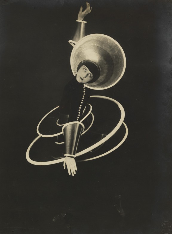 Figura spiralna z „Baletu triadycznego“, 1927, fot. Atelier Grill (Karl Grill), wł. Bauhaus-Archiv Berlin (źródło: materiały prasowe organizatora)