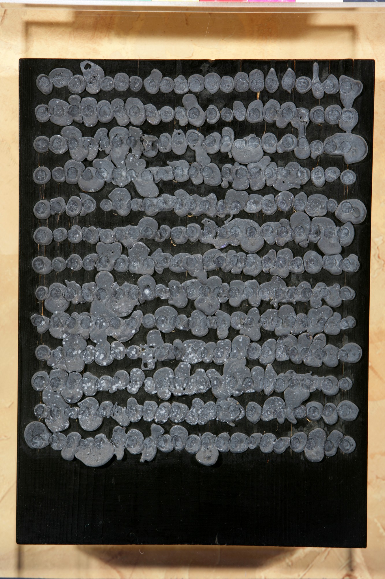 Andrzej Szewczyk, „Trzy woluminy”, 1986, Kolekcja Grażyny Kulczyk (źródło: materiały prasowe organizatora wystawy)
