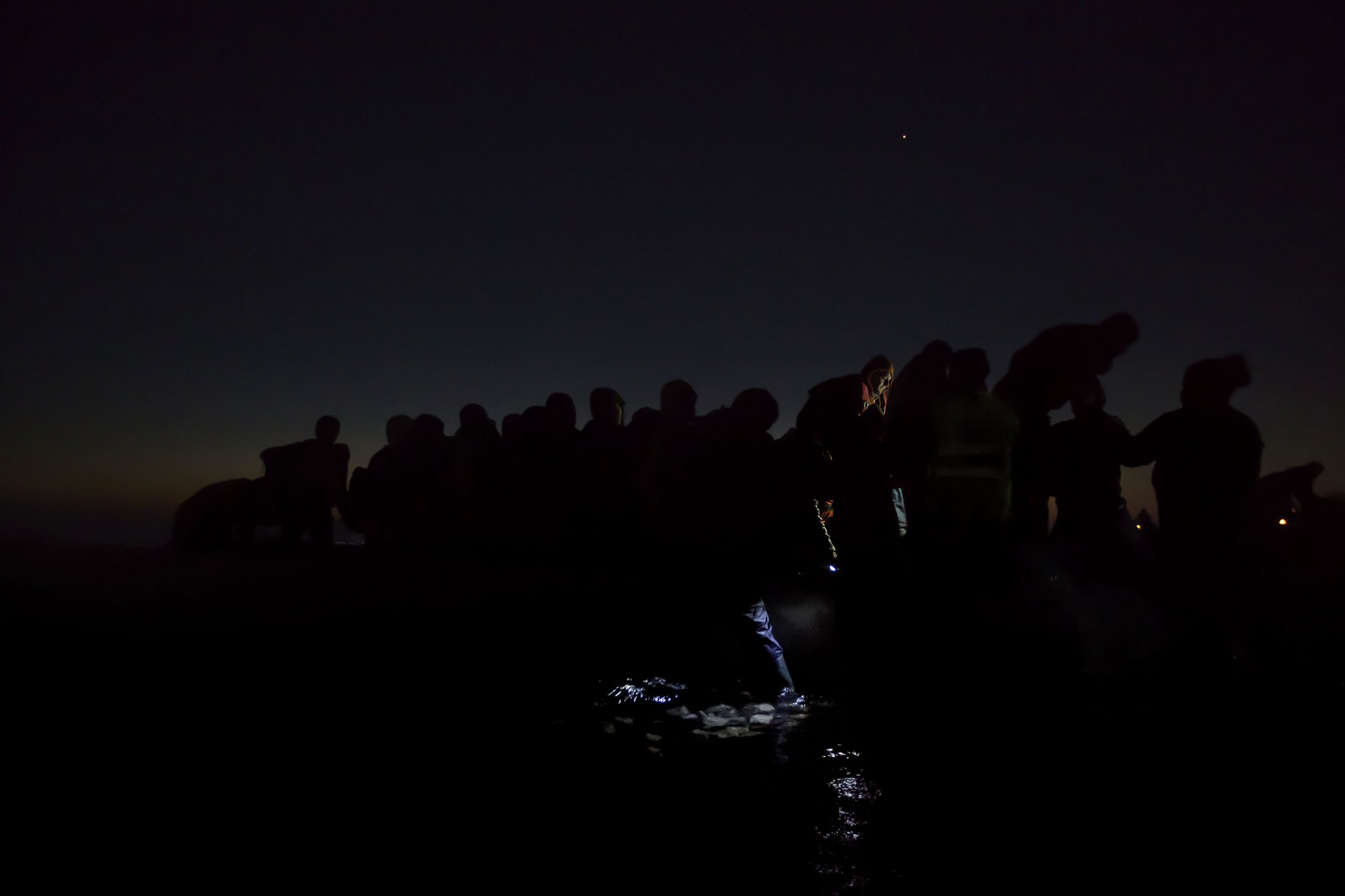 Paul Hansen, Sweden, Dagens Nyheter | „Under the cover Cover of darkness”, 6 December, Lesbos, Greece (źródło: materiały prasowe)