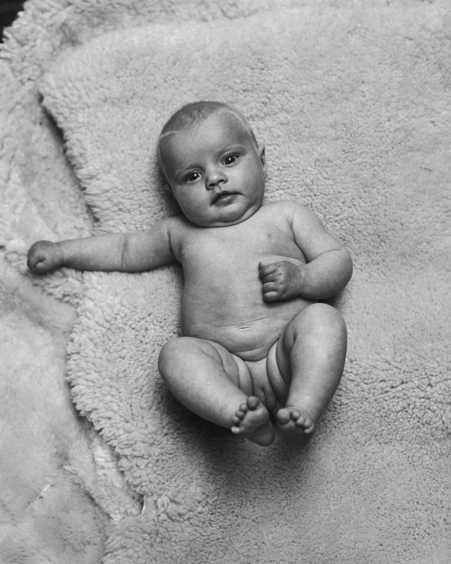 Hans-Peter Feldmann, „Felina, 8 miesięcy”, z cyklu 100 lat, fotografia barytowa, © VG Bild/Kunst, Bonn for H.-P. Feldmann (źródło: materiały prasowe organizatora)