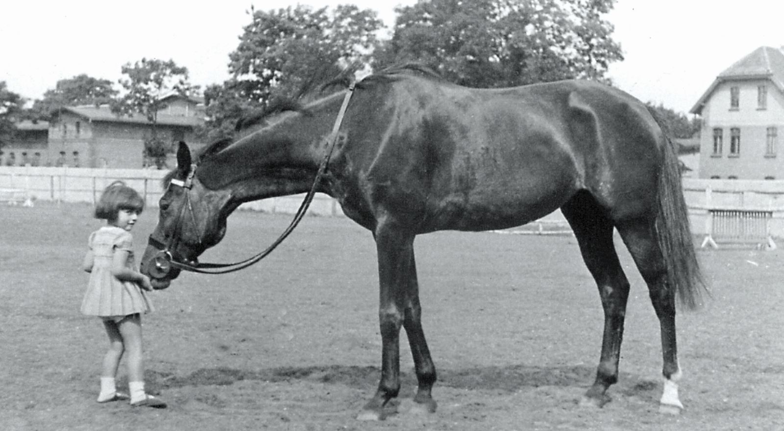 Krysia Kulesza i klacz Zagadka II, CWK w Grudziądzu, 1933 r.; fotografia żelatynowo-srebrowa pozytyw Muzeum Łowiectwa i Jeździectwa w Warszawie (źródło: materiały prasowe)