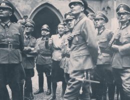 Dziedziniec Collegium Maius – żołnierze niemieccy zwiedzają z przewodniczką Kraków, fot. Otto Kluge (czerwiec–wrzesień 1942) (źródło: materiały prasowe organizatora)