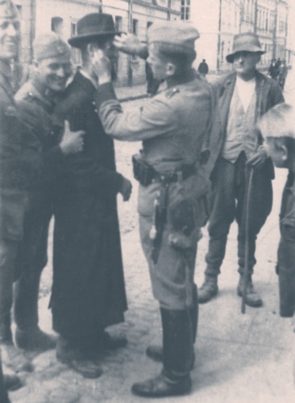 Obcinanie pejsów ortodoksyjnym Żydom przez żołnierzy niemieckich na ulicy w Krakowie (źródło: materiały prasowe organizatora)