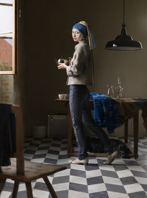 Dorothee Golz, „Dziewczyna z perłą”, z cyklu „Obrazy cyfrowe” („Digitale Gemälde”), 2009, fotografia, 210 × 145 cm, dzięki uprzejmości D. Golz, Charim Galerie, Wiedeń, (źródło: materiały prasowe organizatora)