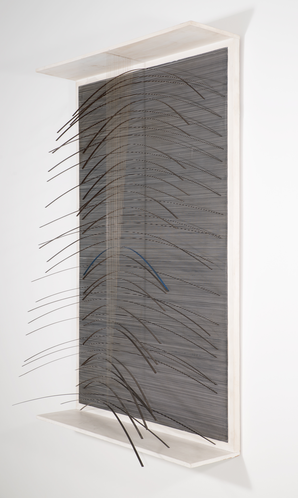 Jesus Rafael Soto, „Curve bleu”, 1965, akryl, dreno, metal, nylon, 158,4 x 105,7 cm, dzieki uprzejmosci fundacji Signum (źródło: materiały prasowe organizatora)