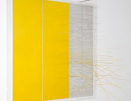 Jesus Rafael Soto, „Vibration a droite”, 1969, akryl, drewno, metal, nylon, 136,5 x 160 x 39,5 cm, dzieki uprzejmosci fundacji Signum (źródło: materiały prasowe organizatora)