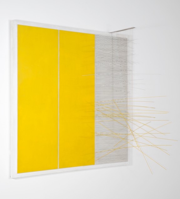 Jesus Rafael Soto, „Vibration a droite”, 1969, akryl, drewno, metal, nylon, 136,5 x 160 x 39,5 cm, dzieki uprzejmosci fundacji Signum (źródło: materiały prasowe organizatora)