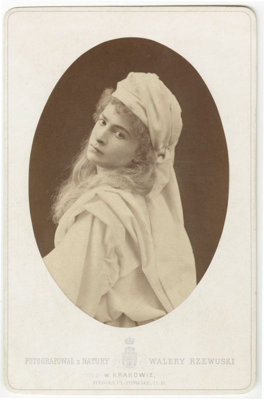 Antonina Hoffmann w roli Gilberty w „Frou-Frou” L. Halèvy’ego, H. Meilhac’a, fot. W. Rzewuski, 1870, wł. MHK (źródło: materiały prasowe organizatora)