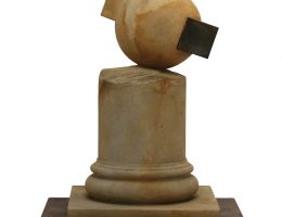 Andrzej Zwolak, z cyklu „Układ zamiennych”, 2002–2006, piaskowiec, blacha stalowa, 77x63x63 cm (źródło: materiały prasowe organizatora)