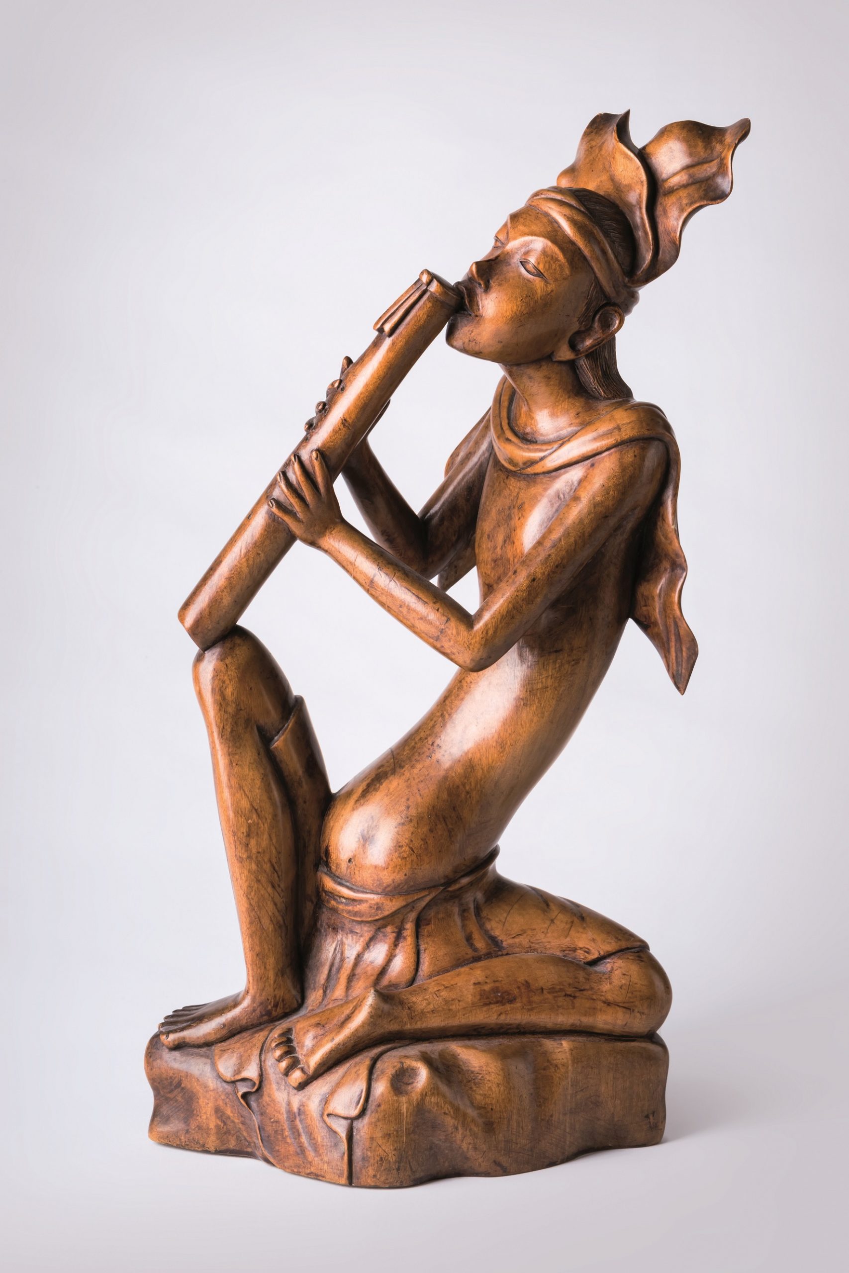 Anonimowy rzeźbiarz balijski „Mężczyzna grający na sulingu”, ok. 1930 (źródło: materiały prasowe organizatora)