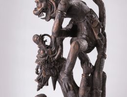 Anonimowy rzeźbiarz balijski „Król Małp Hanuman walczący ze smoczym demonem”, ok. 1970 (źródło: materiały prasowe organizatora)
