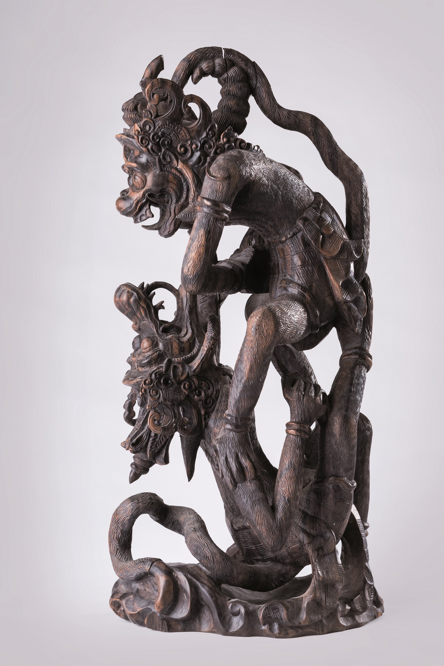 Anonimowy rzeźbiarz balijski „Król Małp Hanuman walczący ze smoczym demonem”, ok. 1970 (źródło: materiały prasowe organizatora)