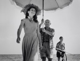 Robert Capa, Pablo Picasso i Françoise Gilot. W tle siostrzeniec malarza Javier Vilato. Golfe-Juan, Francja, sierpień 1948 © International Center of Photography/Magnum Photos (źródło: materiały prasowe organizatora)