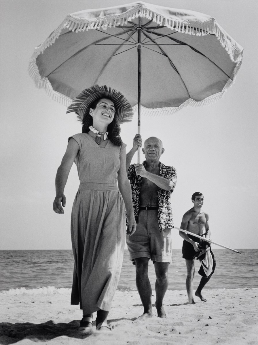 Robert Capa, Pablo Picasso i Françoise Gilot. W tle siostrzeniec malarza Javier Vilato. Golfe-Juan, Francja, sierpień 1948 © International Center of Photography/Magnum Photos (źródło: materiały prasowe organizatora)