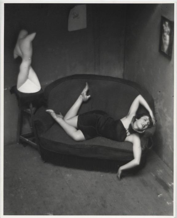 André Kertész, „Tancerka z burleski (Magda Förstner)“, Paryż, 1926 © Ministere de la Culture - Médiatheque du Patrimoine, Dist. RMN-Grand Palais / André Kertész (Dzięki uprzejmości André Kertész Memorial Museum, Szigetbecse, Węgry) (źródło: materiały prasowe organizatora)