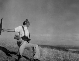 Robert Capa, „Śmierć hiszpańskiego republikanina, Front pod Kordobą, Hiszpania”, początek września, 1936 © International Center of Photography/Magnum Photos (źródło: materiały prasowe organizatora)