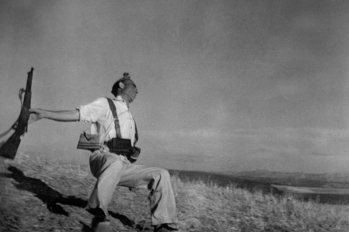 Robert Capa, „Śmierć hiszpańskiego republikanina, Front pod Kordobą, Hiszpania”, początek września, 1936 © International Center of Photography/Magnum Photos (źródło: materiały prasowe organizatora)